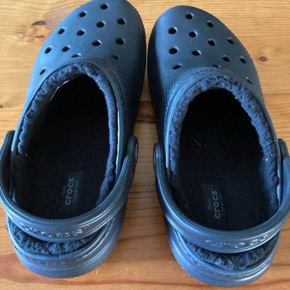 Crocs unisex, Men’s-6, Women’s-8.  Black/lined. - Picture 3 of 6